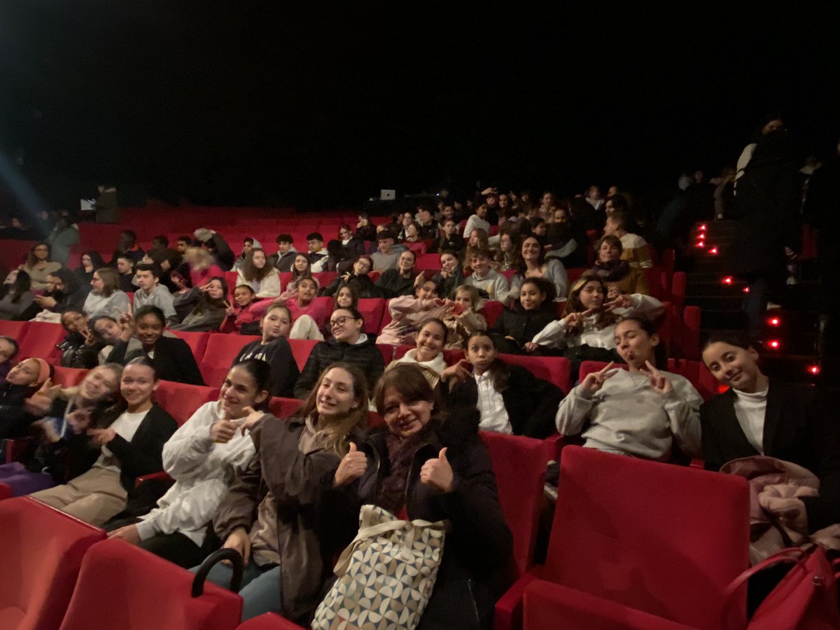 ClasseChad's tweet photo. Ouverture culturelle des élèves danseurs du collège Genevoix devant la pièce « magnifiques » de kelemenis… un moment magique !@AcademieNice @jaouen_claire @collegegenevoix @chatolib_sn https://t.co/mmswKi0KeG