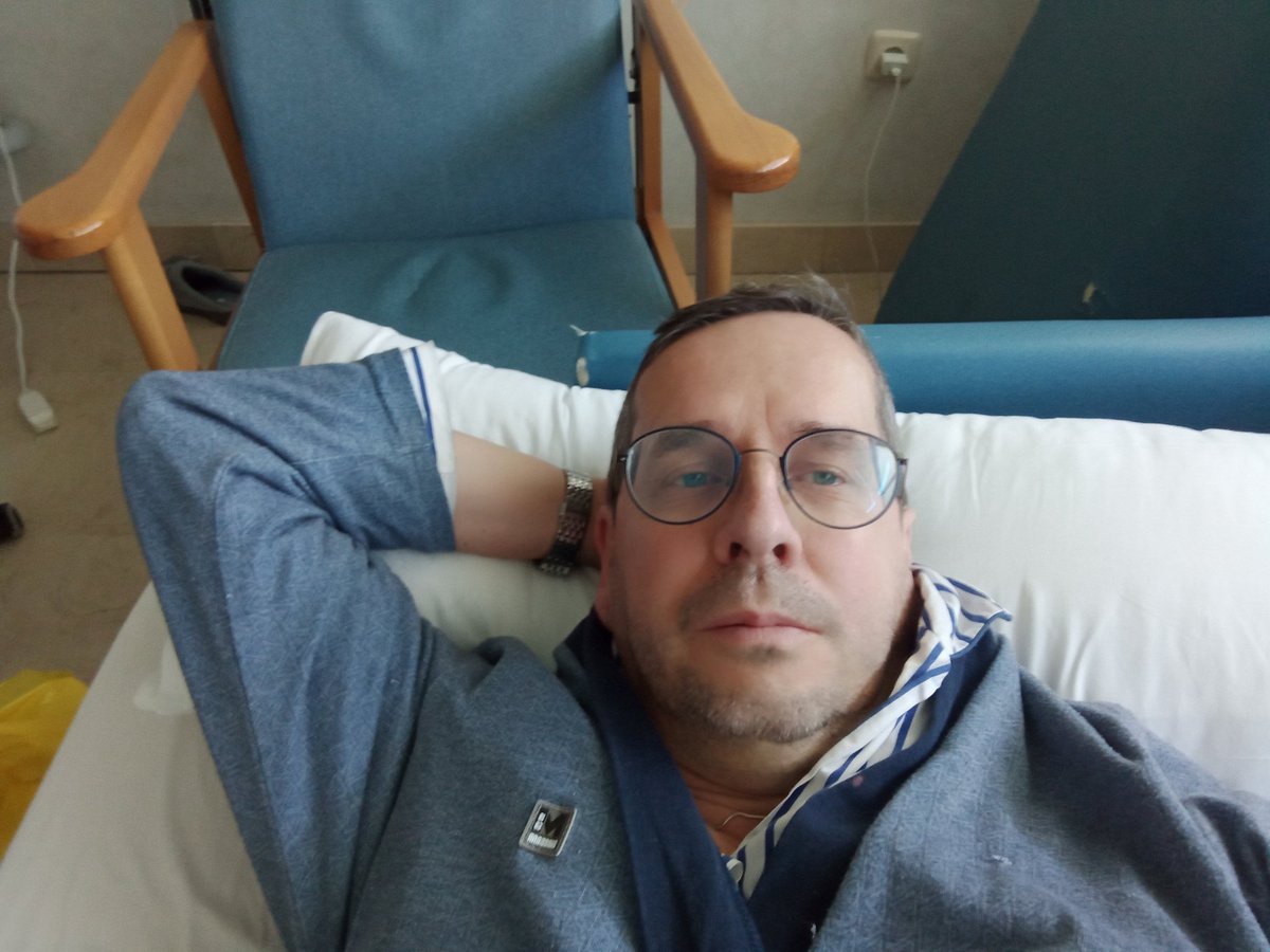 Mi mujer y yo estamos pasando las Navidades en un hospital. Yo solo tengo bronquitis, pero mi mujer sufre una neumonía bilateral. Gracias a los médicos, evoluciona favorablemente. A los dos nos ha atacado el mismo virus, pero mi mujer es fumadora y ya sufría bronquitis crónica.