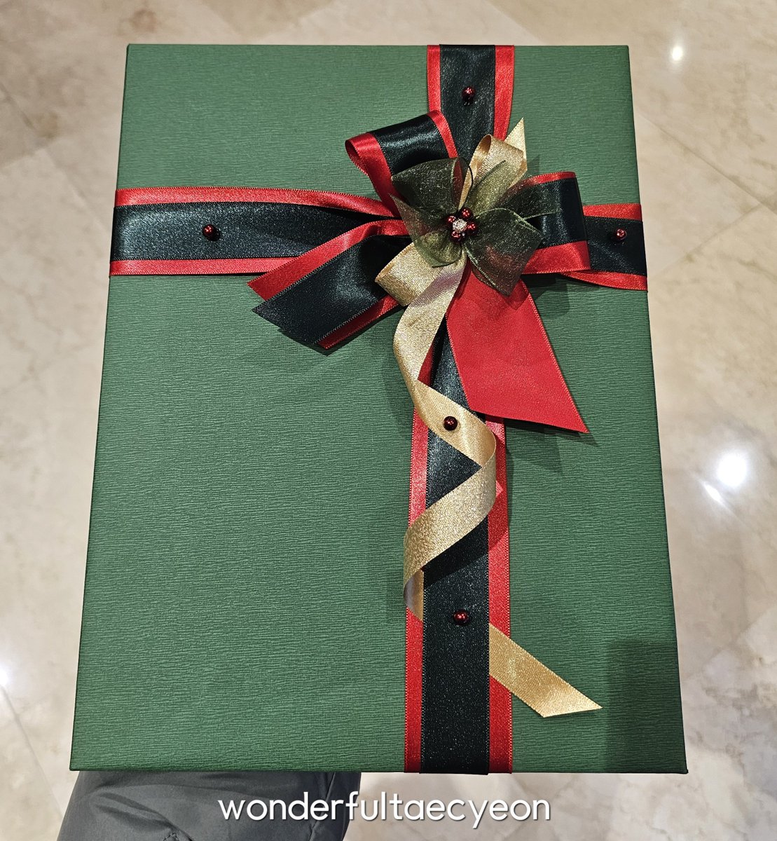 wondertaec's tweet photo. RTp>

 2023 HAPPY TAECYEON DAY 
     여러분이 정성껏 적어주신 
생일 축하 메세지북과 기부감사장 
   전달하고 왔어요 #specialTYtime

생축케이크와 꽃다발은 타래로 올릴게요

#생일축하 #옥택연 #TAECYEON 
#택연 #oktaecyeon #2PM 
#テギョン #wonderfultaecyeon https://t.co/U3T7rWMZNJ