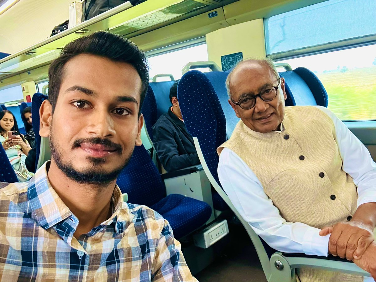 harshbhusari7's tweet photo. आज सहाब के साथ सफ़र करने का मौक़ा मिला। 
निश्चित ही @digvijaya_28 जी राजनीति की चलती फिरती पाठशाला हैं।आपकी सादगी, अपनापन और गांधीवादी विचारधारा आपको दूसरों से अलग बनाती है।
आज आपसे बहुत कुछ सीखने के लिए मिला।
आपका साथ और आशीर्वाद बना रहे। 🙏🏼 https://t.co/mRkKpxoWTz