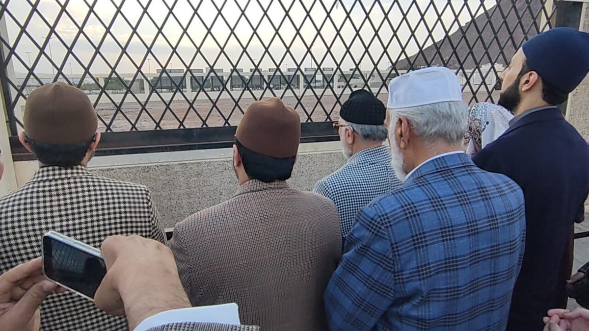 MQI_Official's tweet photo. شیخ الاسلام ڈاکٹر محمد طاہرالقادری دامت برکاتہم العالیہ کی سید الشہداء حضرت امیر حمزہ رضی اللہ عنہ کے مزار پر حاضری

حضرت حمزہ (رض) نے غزوہ احد میں لشکر اسلام کی اگلی صفوں میں بہادری سے لڑتے ہوئے شہادت پائی، حضور نبی اکرمﷺ نے ارشاد فرمایا: حمزہ بن عبدالمطلب شہیدوں کے سردار ہیں۔ https://t.co/B58iEfopNI