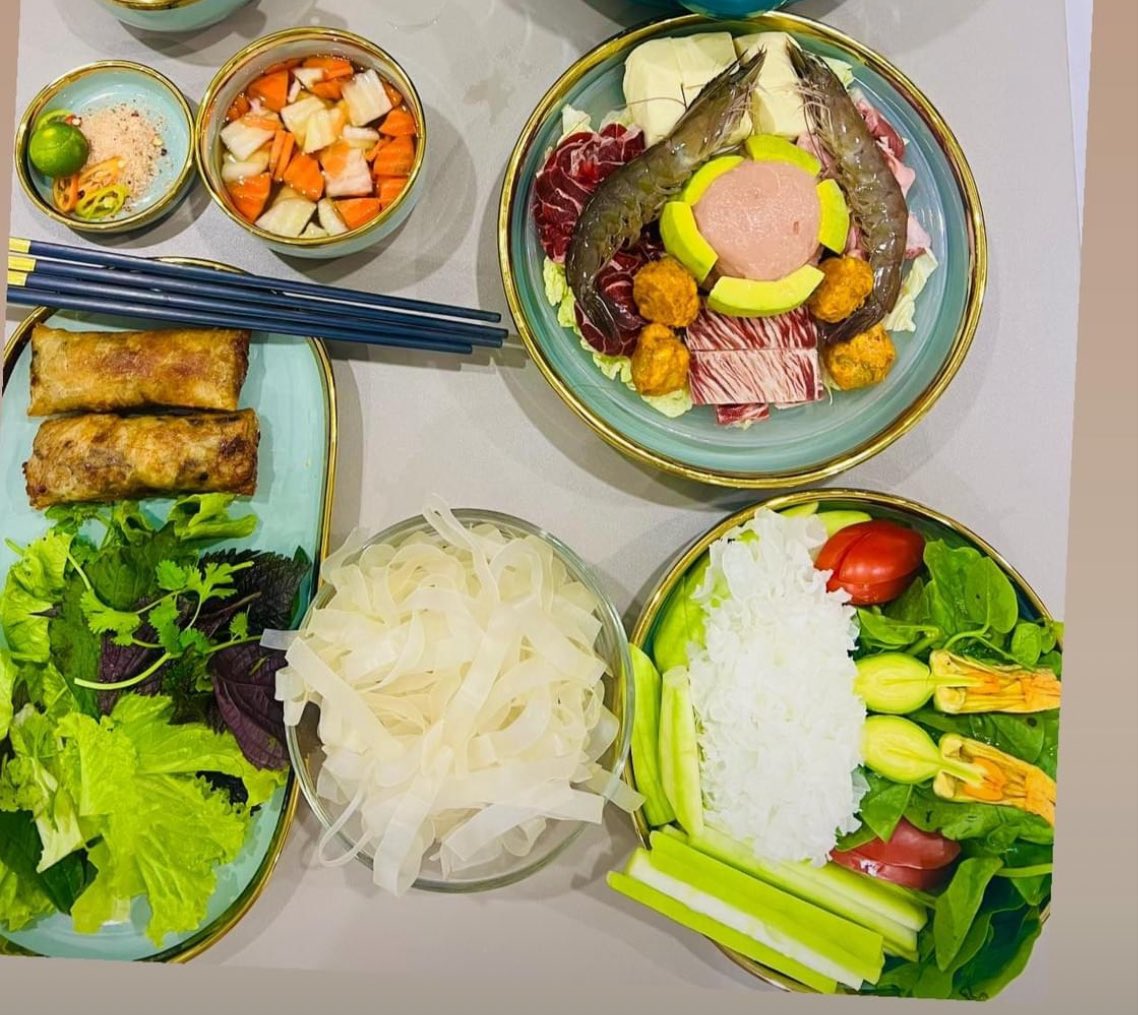 MangoFamily3's tweet image. Chuyện gì cũng có cách giải quyết 😩
Cũng như khi đói gặp bàn này thì tới luôn chớ sao😘😘😘
Bữa chiều thịnh soạn 
Mời cả nhà ❌ nha