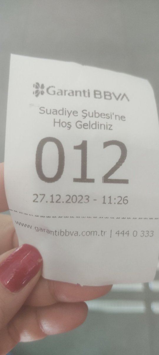 Para çekeblmek için 30 dakikadır sıra bekliyorum. Tek bir gişe işliyor ve sırada en az 20 kişi var. <a href="/GarantiyeSor/">Garanti BBVA'ya Sor</a>  uyorum: Burası banka mı devlet dairesi mi?