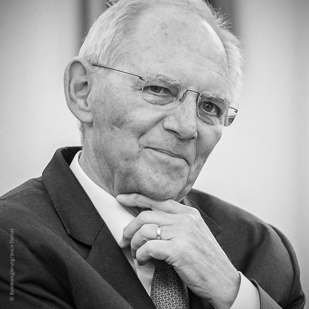 Wolfgang Schäuble hat unser Land mehr als ein halbes Jahrhundert geprägt: als Abgeordneter, Minister und Bundestagspräsident. Mit ihm verliert Deutschland einen scharfen Denker, leidenschaftlichen Politiker und streitbaren Demokraten. Meine Gedanken sind heute bei seiner Familie.