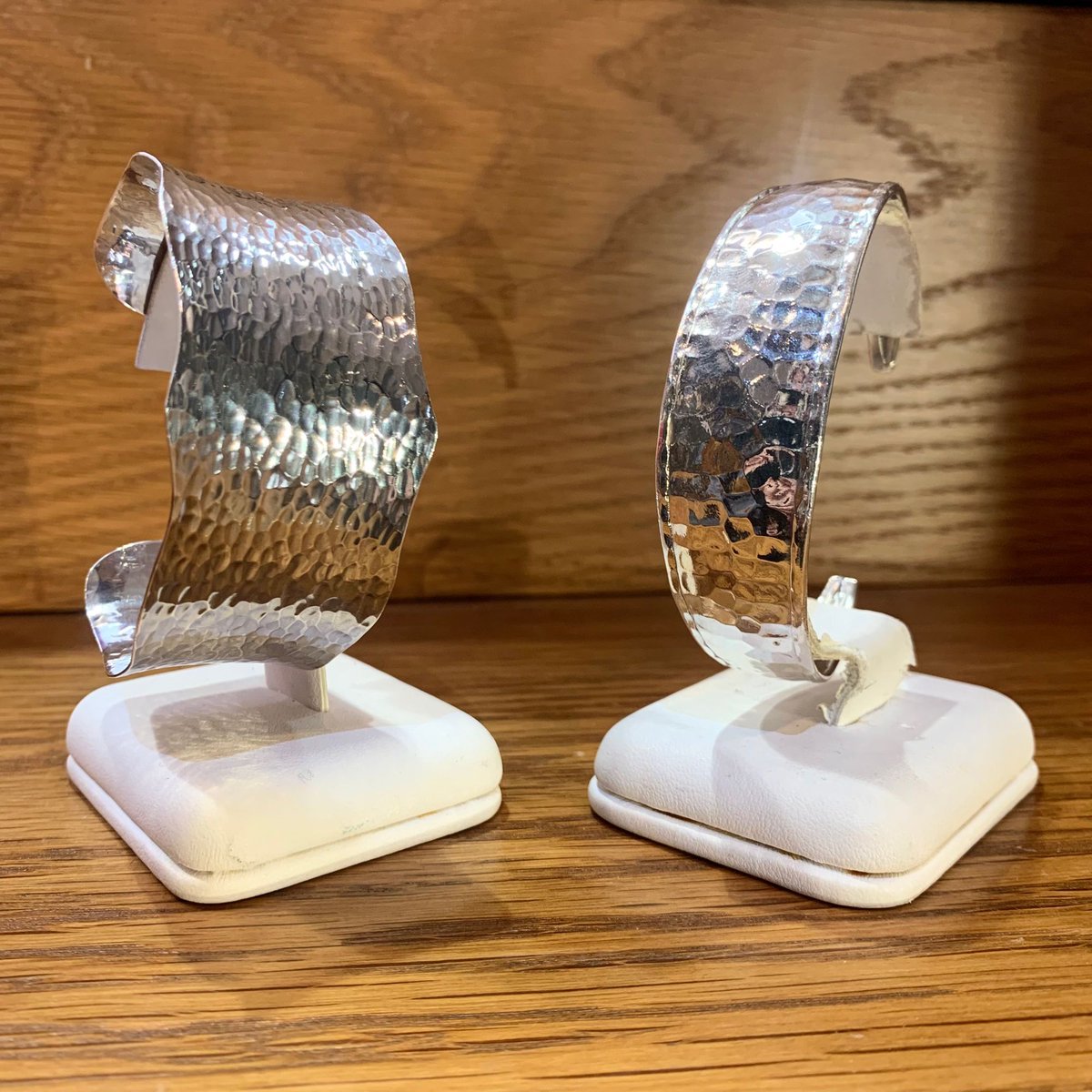 Nova_Silver's tweet image. If you’re a fan of chunky bangles then you’ll love these two bangles that are new to our collection! 💎✨

#bangles #chunkybangles #cuffbangles #silver #sterlingsilver #silverjewellery #jewellery #jewellerydesign #independentjewellers #norwich #norwichlanes #norwichjewellers