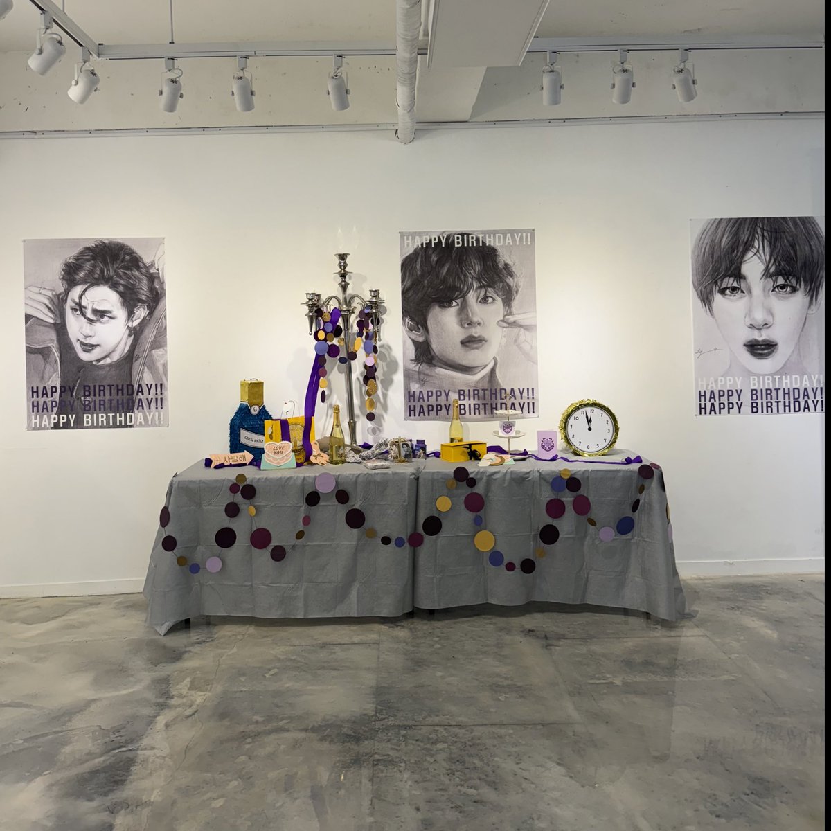 Scudo_Official's tweet photo. 안녕하세요! 실버 주얼리 스쿠도입니다.

오늘 드디어 BTS 뷔 님의 생일 축하 기념 전시회가 시작되었습니다!
오셔서 같이 축하해 주고 싶으신 분들, 관람과 이벤트 참여는 무료라구요👀! 
많이 많이 놀러 오세요~!

2023.12.27 (수) - 2023.12.30 (토) / 10:00 - 19:00
디멘션 갤러리(서울 용산구 한강대로 58-1)
@dimension_seoul 
*하이브에서 1분 거리

Artist Instagram
@ btsgrim_l.y