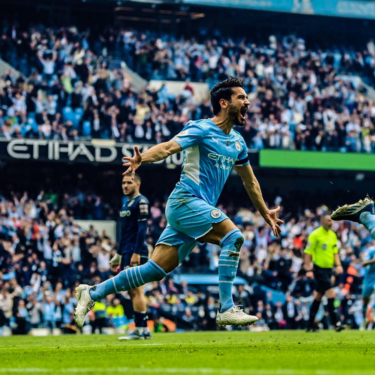 City_Chief's tweet photo. We were 2-0 vs Aston Villa and scored 3 goals in 5 minutes to win the league 🙌🏻

Even our comebacks are superior! 😎 https://t.co/Deyq1Gsfkp