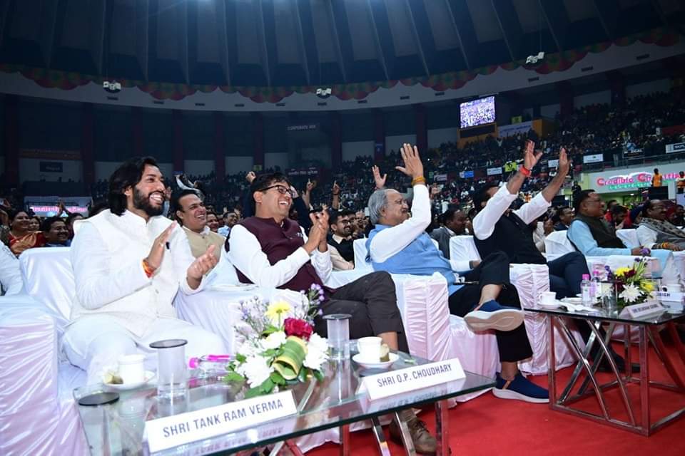 वीर बाल दिवस पर सरदार बलबीर सिंह जुनेजा इंडोर स्टेडियम रायपुर में आयोजित  "नवा सुरुज" काव्य महोत्सव में माननीय मुख्यमंत्री श्री <a href="/vishnudsai/">Vishnu Deo Sai</a> जी, द्वय उप-मुख्यमंत्री जी सहित मंत्रिमंडल के माननीय सदस्यों एवं विधायकगणों के साथ शामिल होकर काव्यपाठ का रसपान किया। सुप्रसिद्ध कवि