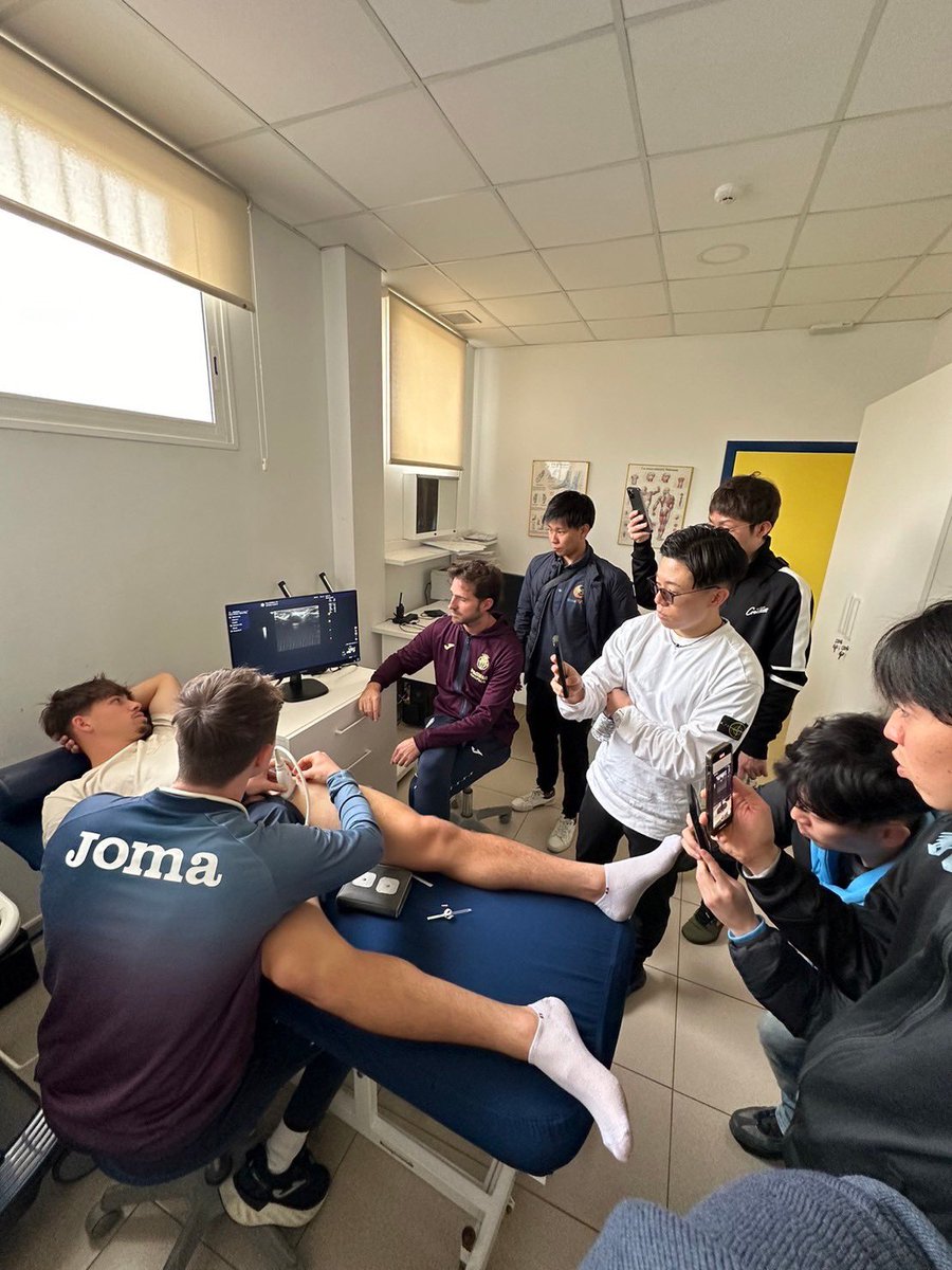 GlobalFACT1's tweet photo. ②ビジャレアルCF研修・施設訪問

強固な育成システムを軸に、ヨーロッパリーグ優勝経験があるクラブ⚽️スタジアム・練習場・医療ルーム・ジムなど施設を見学するだけでなく、クラブのトレーナーから直接指導を受けてトップレベルの技術を学びました！トップチームの選手達とも会えました♪ https://t.co/Yqn550Rt4q
