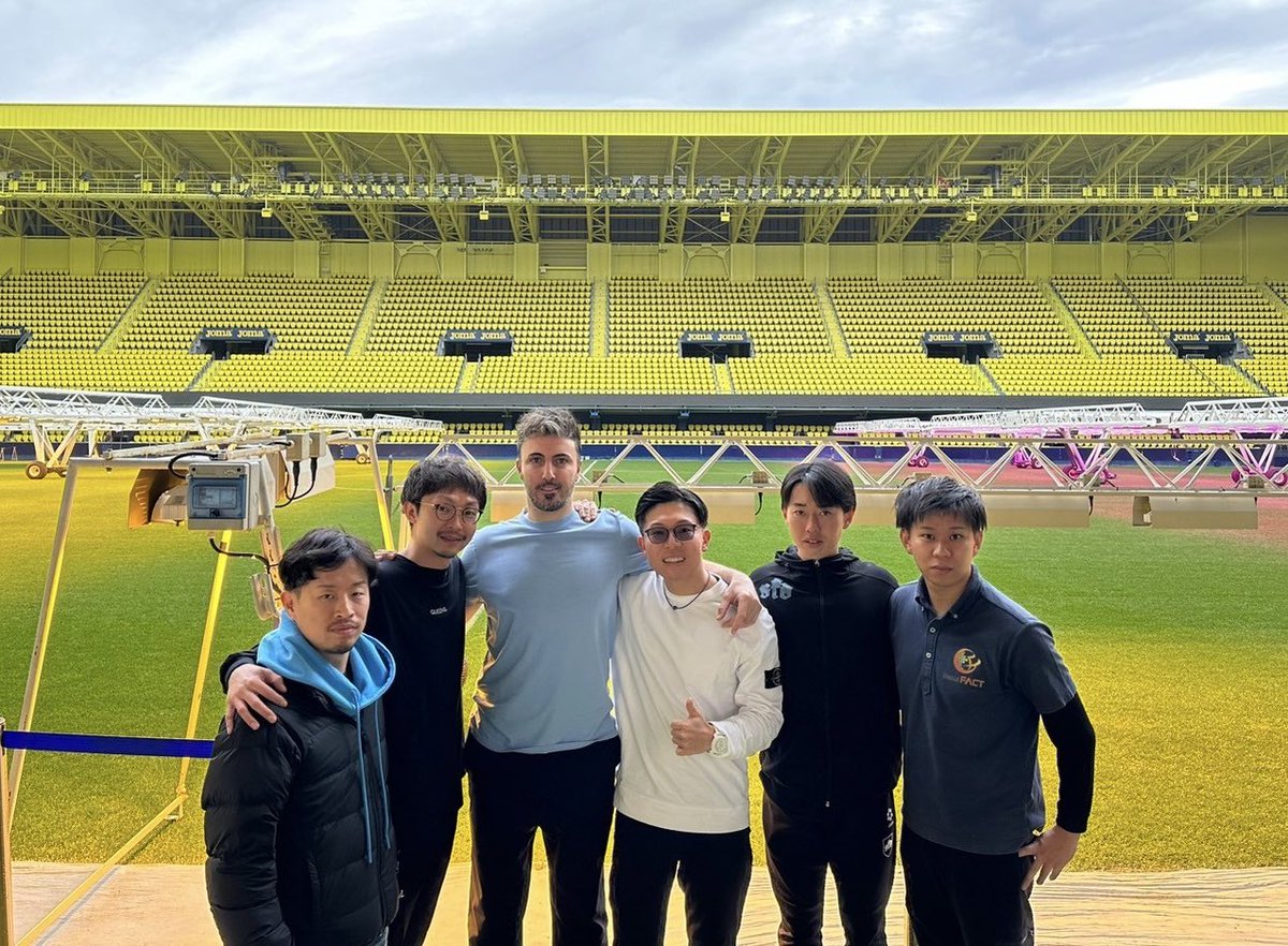GlobalFACT1's tweet photo. ②ビジャレアルCF研修・施設訪問

強固な育成システムを軸に、ヨーロッパリーグ優勝経験があるクラブ⚽️スタジアム・練習場・医療ルーム・ジムなど施設を見学するだけでなく、クラブのトレーナーから直接指導を受けてトップレベルの技術を学びました！トップチームの選手達とも会えました♪ https://t.co/Yqn550Rt4q