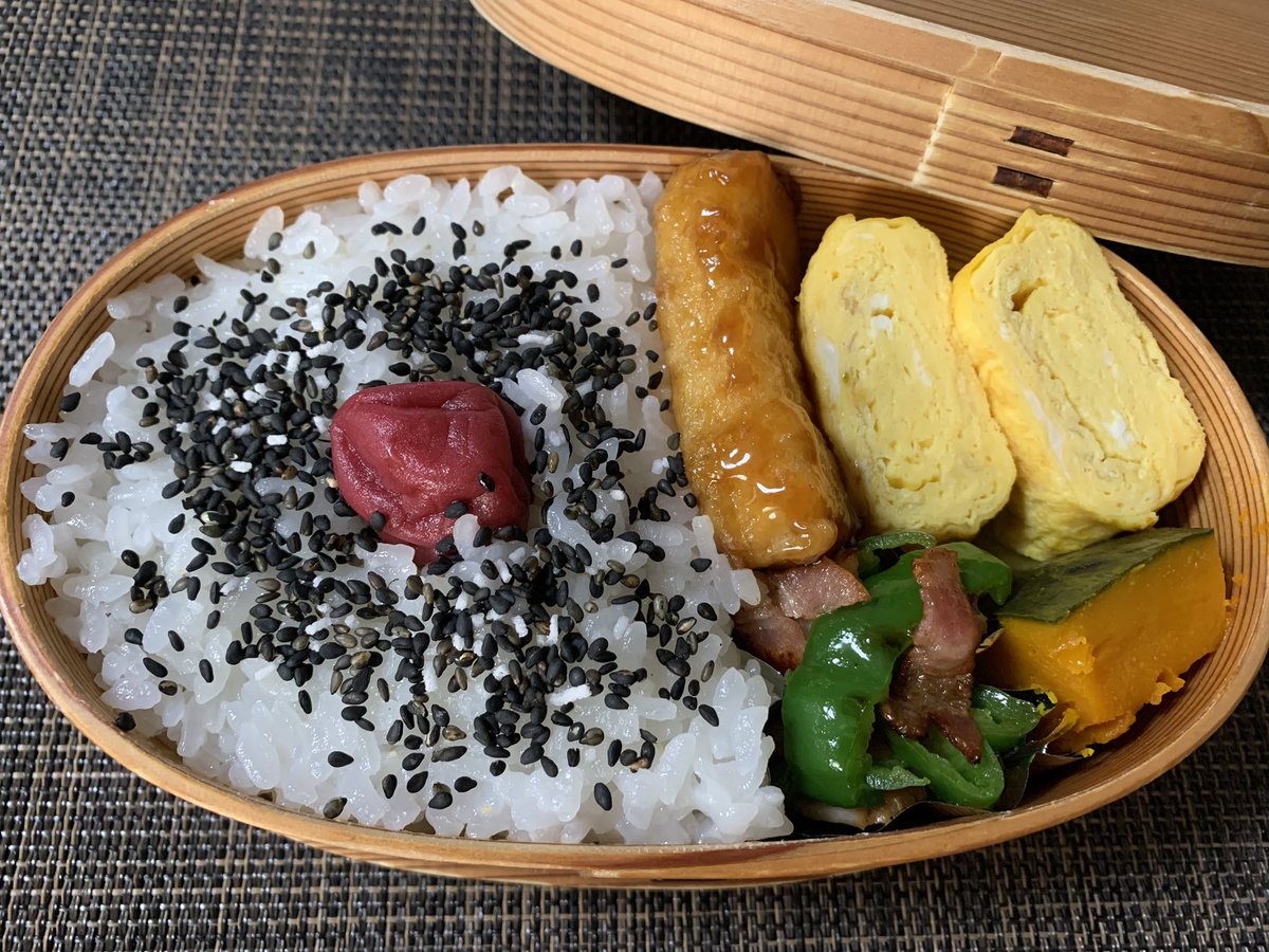 Good afternoon friends.

Christmas is over, many Japanese people prepare for new year.

I saw people who are cleaning house and office everywhere while I work.

Today’s obento is 
“Tamagoyaki “
“Squid tempura “
“Pumpkin”
“Bacon with green pepper”.

#japanesefood 
#homecooking