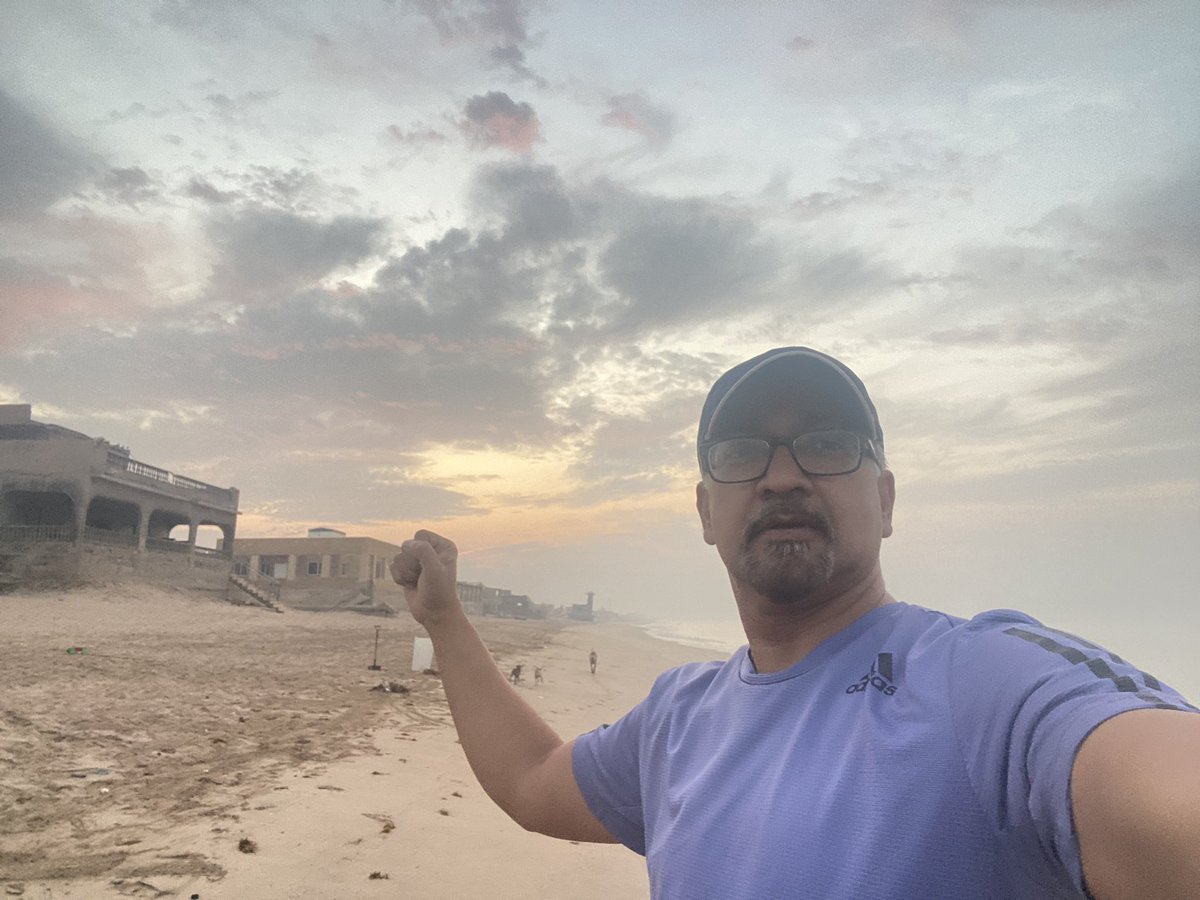 Priceless morning at the beach- this is Karachi today at 7:00 am and we are blessed. Just need good management and #thoreeseehimmat to make karachi one of the best cities of the world. @AKUGlobal @AKUAANA