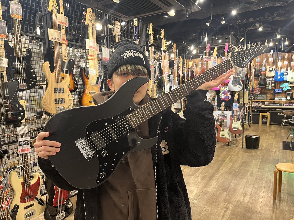 espcustomshop's tweet photo. 関西で活躍中のラウドロックバンドI CRY RED(@icryred_jp)の大和さん(@yamato_icry)がギターのリペアでご来店頂きました👏
明日のライブに向けてバッチリ修理させて頂きました🛠️
来年1/12にはアメリカ村DROPにて主催ライブも開催‼️
要チェックや🔥
#icryred #バンド #楽器 #梅田 https://t.co/XmwC0HKcB8