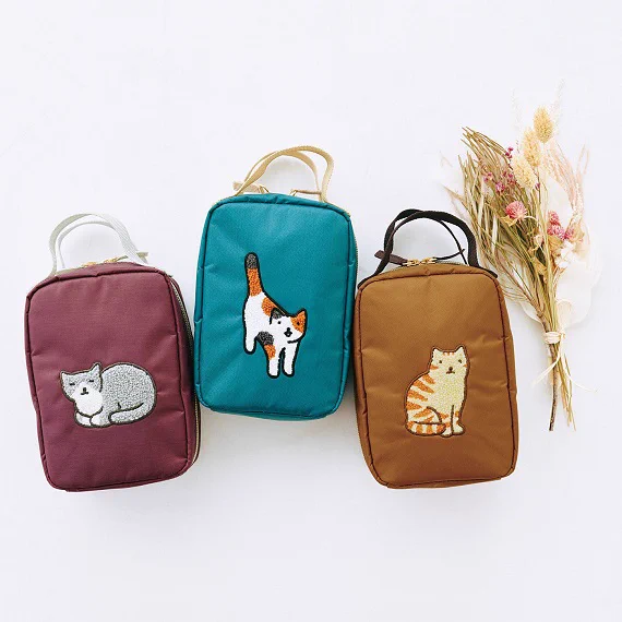 もこもこ猫の刺しゅうがかわいい、中身が見やすい縦型ポーチが新登場│フェリシモ猫部 