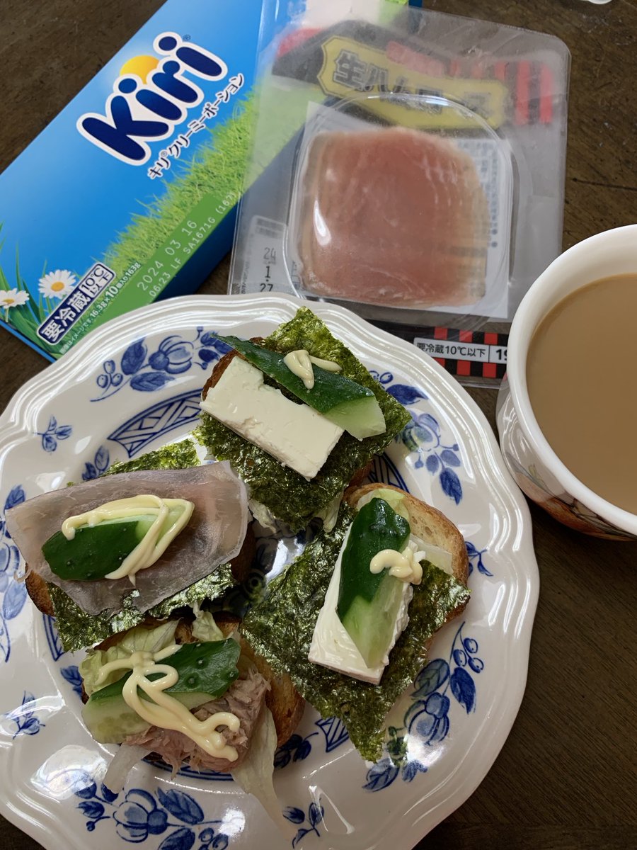 SuzukiDt's tweet photo. #Lunch 🥖 MyBoom ,#Pompadour #Baguette & #Kiri 🧀 /#生ハム/#Tunas , #Opensand ,
塩分が優しい。 https://t.co/iikpuWBjdE