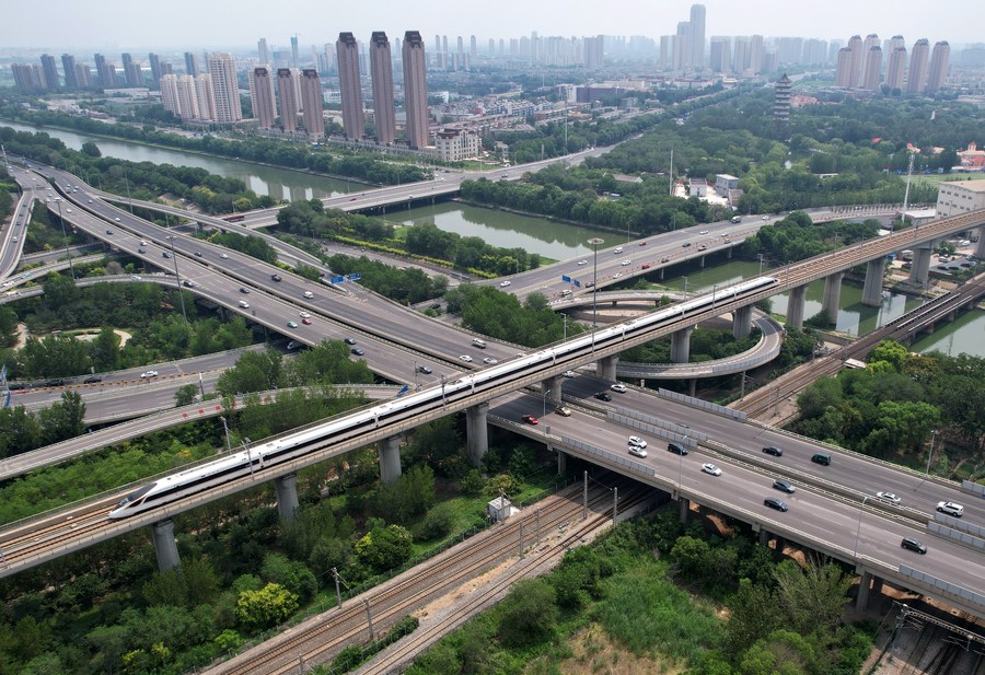 VoiceofPD's tweet image. Every workday, Wang Manman takes the #highspeedtrain from the Chinese city of Tianjin to Beijing, with a journey that takes just around 20 minutes. During the morning rush hour, she has the flexibility to choose from over 10 trains.
Read full: en.people.cn/n3/2023/1227/c…