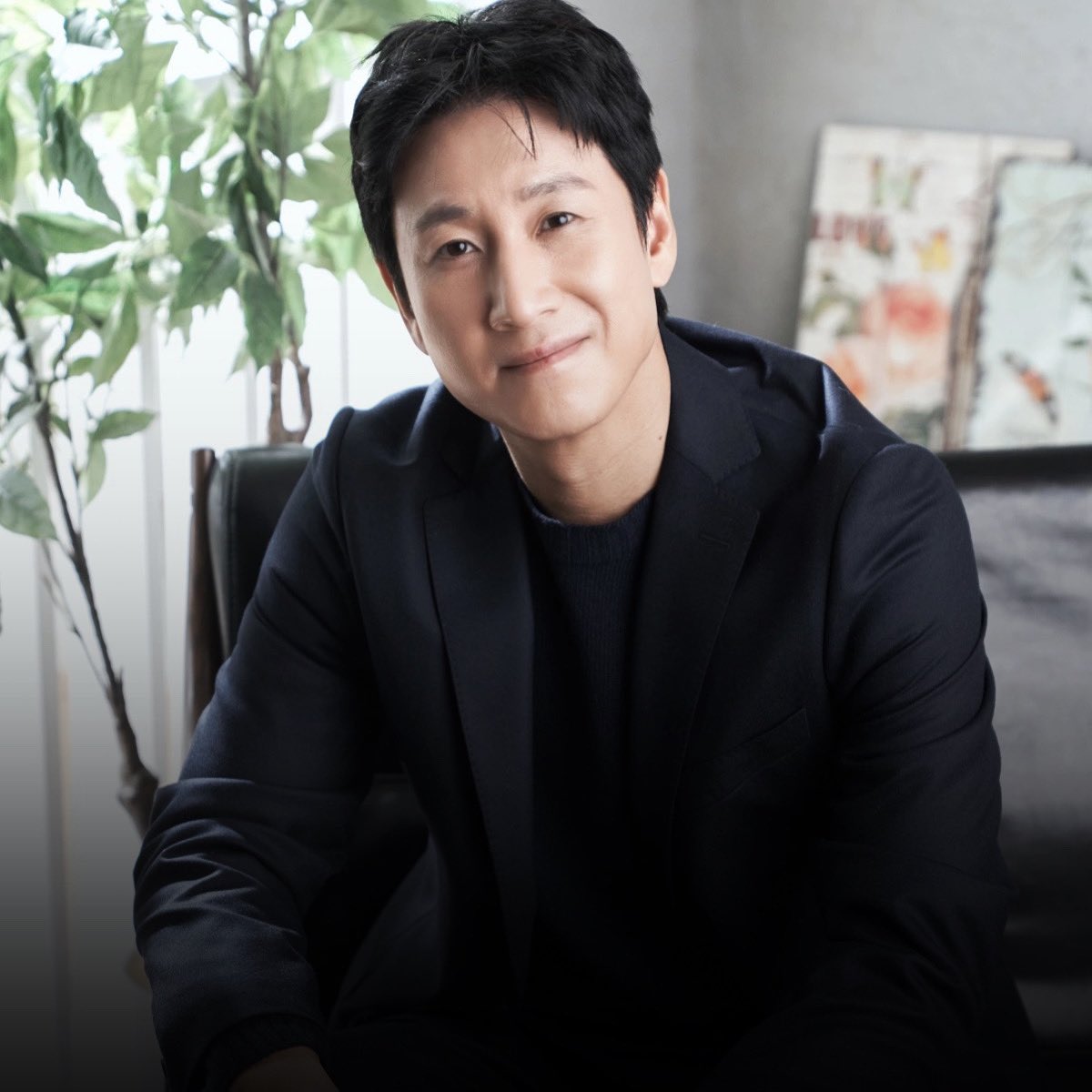 Plus__korea's tweet photo. العثور على الممثل لي سون كيون ميتًا والشرطة تؤكد ذلك!

في 27 ديسمبر، أفاد مركز شرطة سيول أنهُ قد عُثِر على رجل فاقدًا الوعي داخل سيارة في متنزه واريونغ في سيول.لقد ذهبت الشرطة إلى الموقع بعد تلقي مكالمة طوارئ من امرأة قالت إن زوجها غادر المنزل بعد كتابة ما يبدو أنها رسالة انتحار. https://t.co/gYFzp64noa