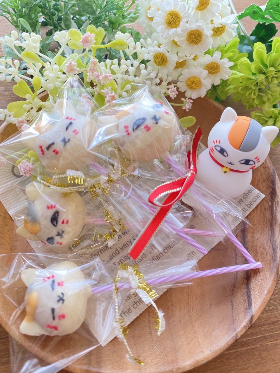 そして「メリリル」様にこの度も素敵で美味しい「ニャンコ先生ケーキポップ」を作っていただけました!バレンタインのスペシャルレシピ、にゃんて可愛い〜🐱💕お作りいただく工程も出来上がりをニャンコ達と撮っていただいたお写真もとってもキュートなのでぜひチェックを🌟