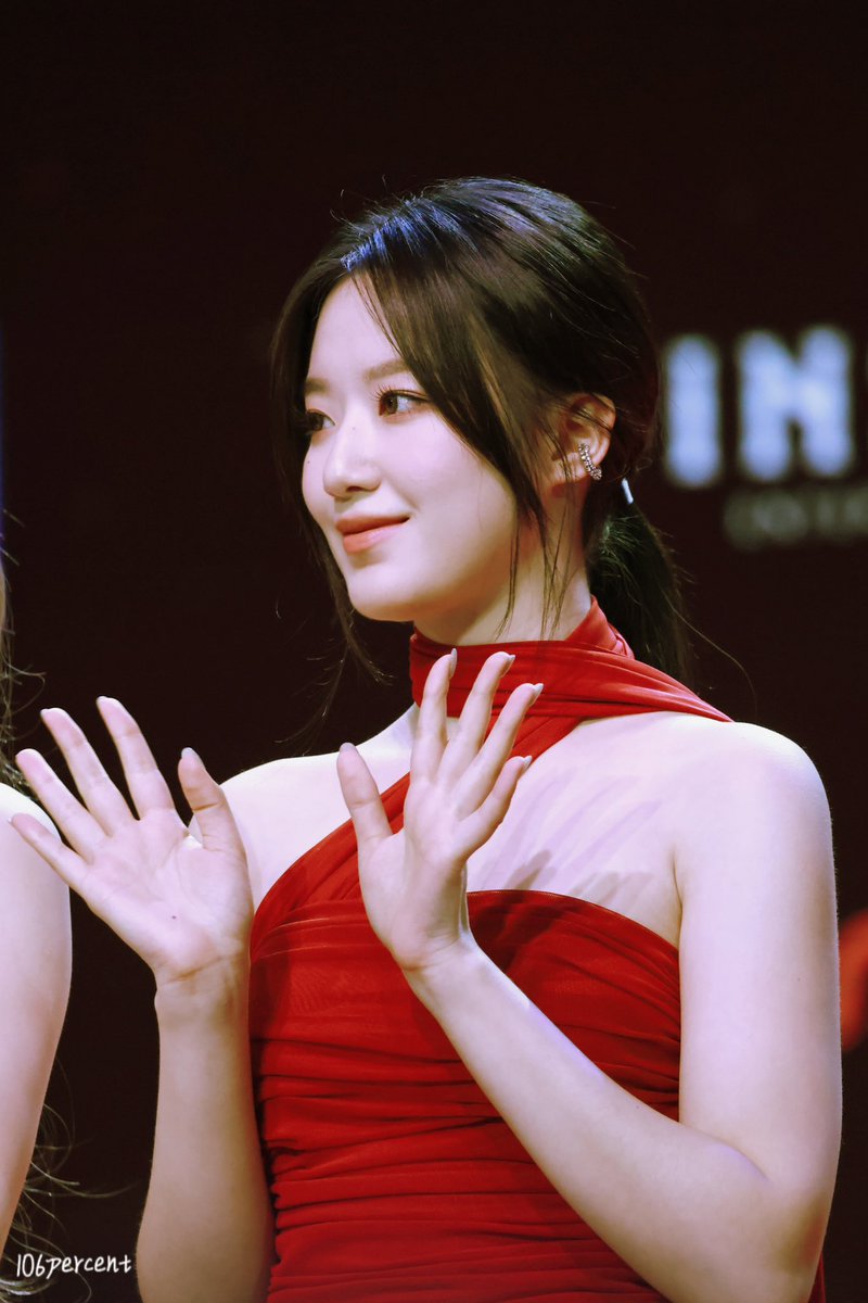 231225 레드카펫
우리 공주님이 내가 몰른사이에 여왕이댔네
#슈화 #SHUHUA