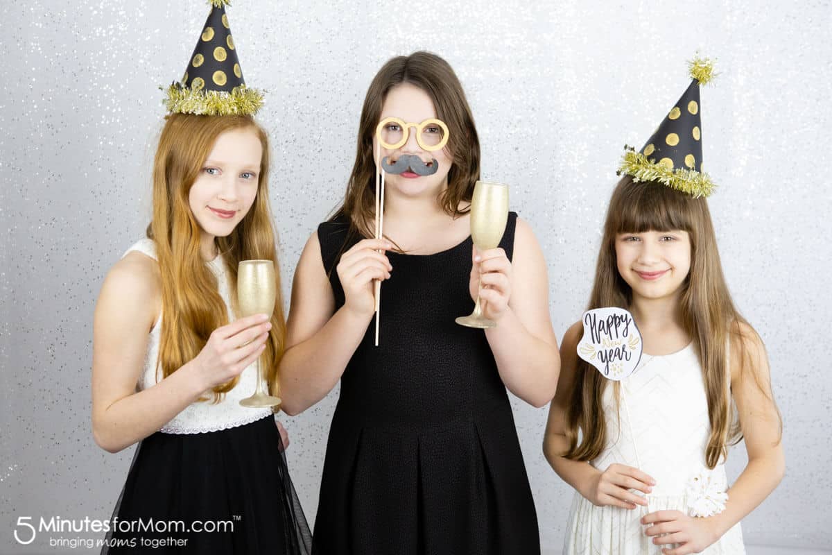 How to Make a Party Hat and DIY Photo Booth Props dlvr.it/T0dg7p