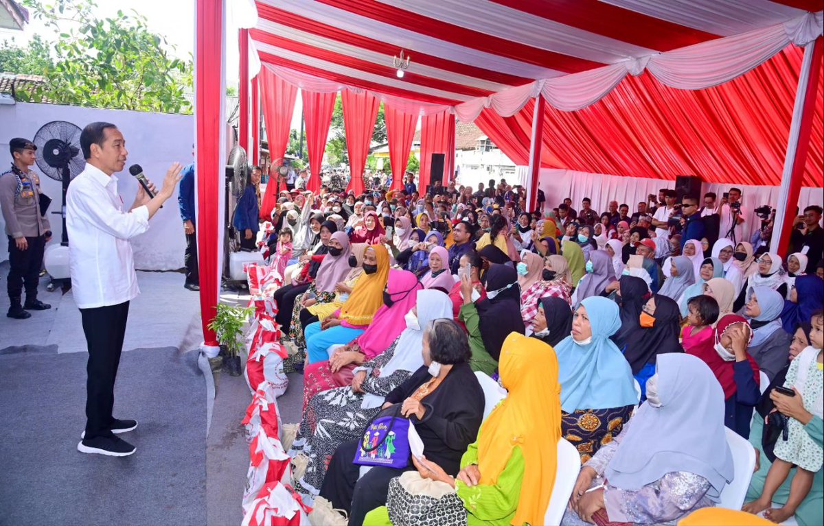 jokowi's tweet photo. Tiba di Banyuwangi, Jawa Timur pukul delapan pagi ini, saya kemudian menuju Kantor Pos Genteng untuk menyerahkan Bantuan Langsung Tunai (BLT) El Nino kepada sejumlah penerima manfaat.

BLT El Nino diberikan untuk meningkatkan daya beli masyarakat karena kenaikan harga sejumlah kebutuhan pokok. Selain BLT El Nino, pemerintah juga menyalurkan bantuan pangan cadangan beras pemerintah sejumlah 10 kilogram per bulan yang dimulai dari bulan September 2023.