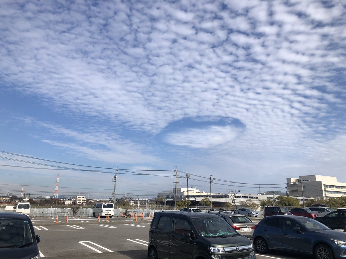 BrotherIm2ndJP's tweet photo. ブラザー工業　刈谷工場から豊田方面上空に変な雲が。水たまりみたい。

#変な雲
#SPEEDIO
#ブラザー https://t.co/jrhONX8HLu
