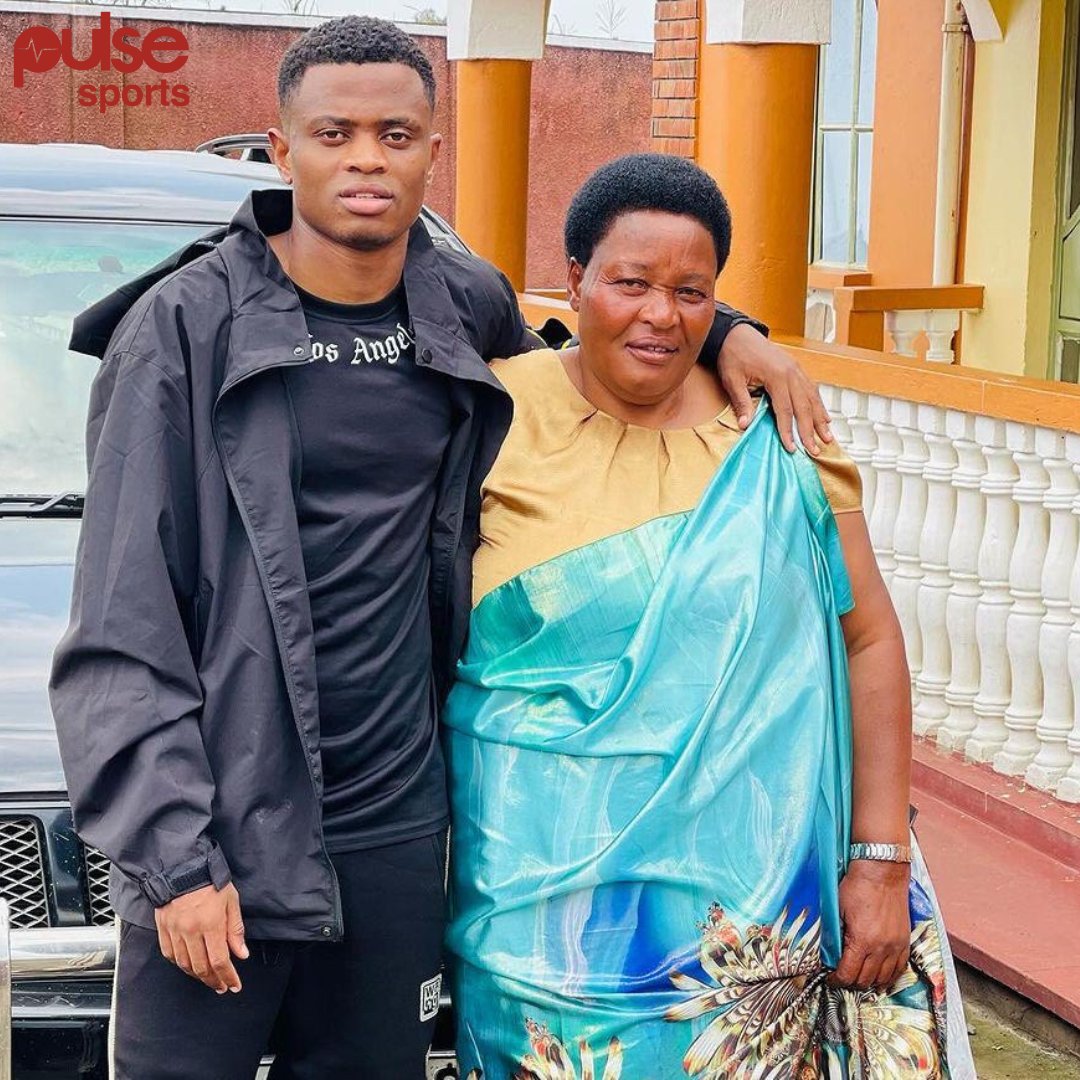 The reigning FUFA Player of the Year, Uganda Cranes 🇺🇬 and Austin FC 🇺🇸 midfielder, Bobosi Byaruhanga, spent his Christmas 🎅 in Kisoro District, Western Uganda, with his mother 🥰. #PulseSportsUGA | #MerryChristmas | #MerryChristmas2023