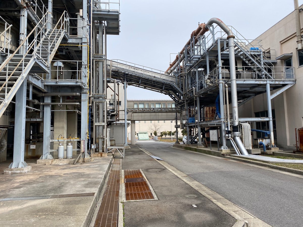 aichitoru's tweet photo. 愛知県のロケ地紹介シリーズ第３１弾！
今回ご紹介するロケ地は、「矢作川浄化センター(西尾市)」です！
矢作川浄化センターは、西尾市にあるエネルギー利用可能な汚水処理施設です。
広大で工場的な見た目から、様々なシチュエーションでの撮影が可能です。
撮影実績：ファミリア(映画) 他 https://t.co/UelEERnHJM