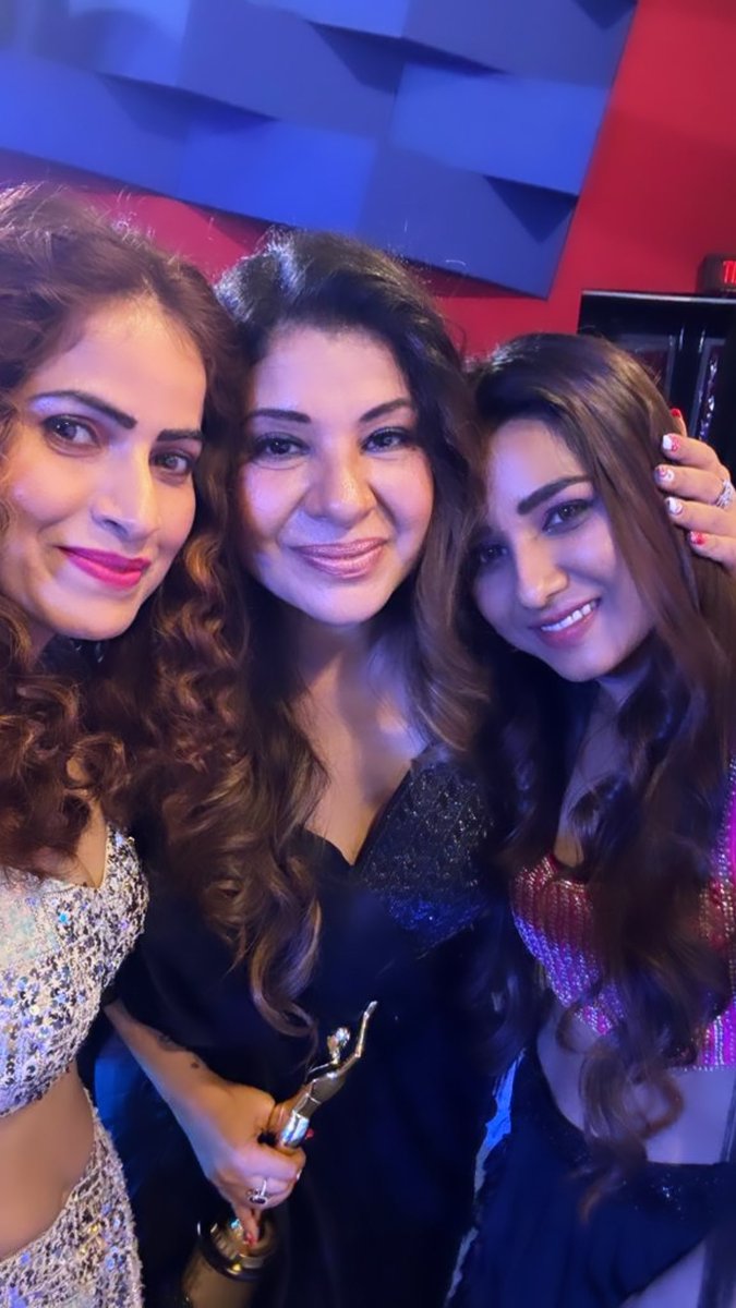 apsarakashyap1's tweet photo. 🙏🏻😊It’s means a lot for me to get admire and  blessings from one of my fav dancing Queen &amp; ideal #sambhawana mam  @sambhavnasethofficial 😘💖
&amp; 
with beautiful actress @ayushitiwari.official 

…..Coming soon…. Award show #bts💖 https://t.co/tXpWiqr35X