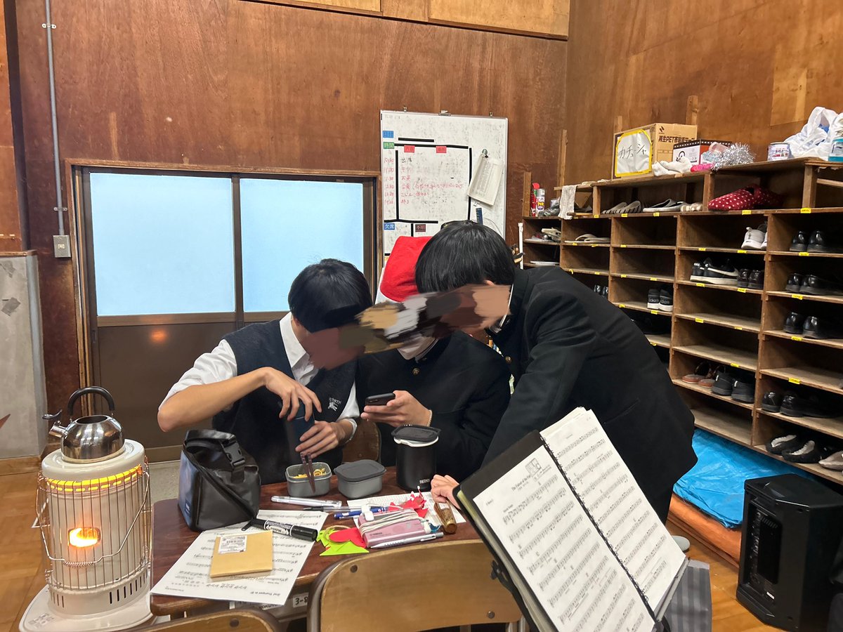 NGBTK_KB's tweet photo. 【時差投稿】
先日クリスマスレクを行いました🎅
先生が用意してくださった様々なプレゼントをかけてビンゴを行ったり、KBお馴染みのイントロクイズを行ったりして盛り上がりました✌️ https://t.co/wB45IN8W4a