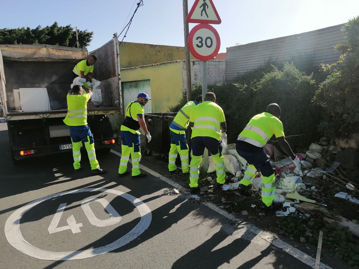 LimpiezaLPGC's tweet photo. Ayer  se recogieron más de 2.000 kilos de escombros en el Distrito de  Vegueta,  Cono Sur, Tafira, procedentes de vertidos incontrolados. https://t.co/vFPhRQKc7m