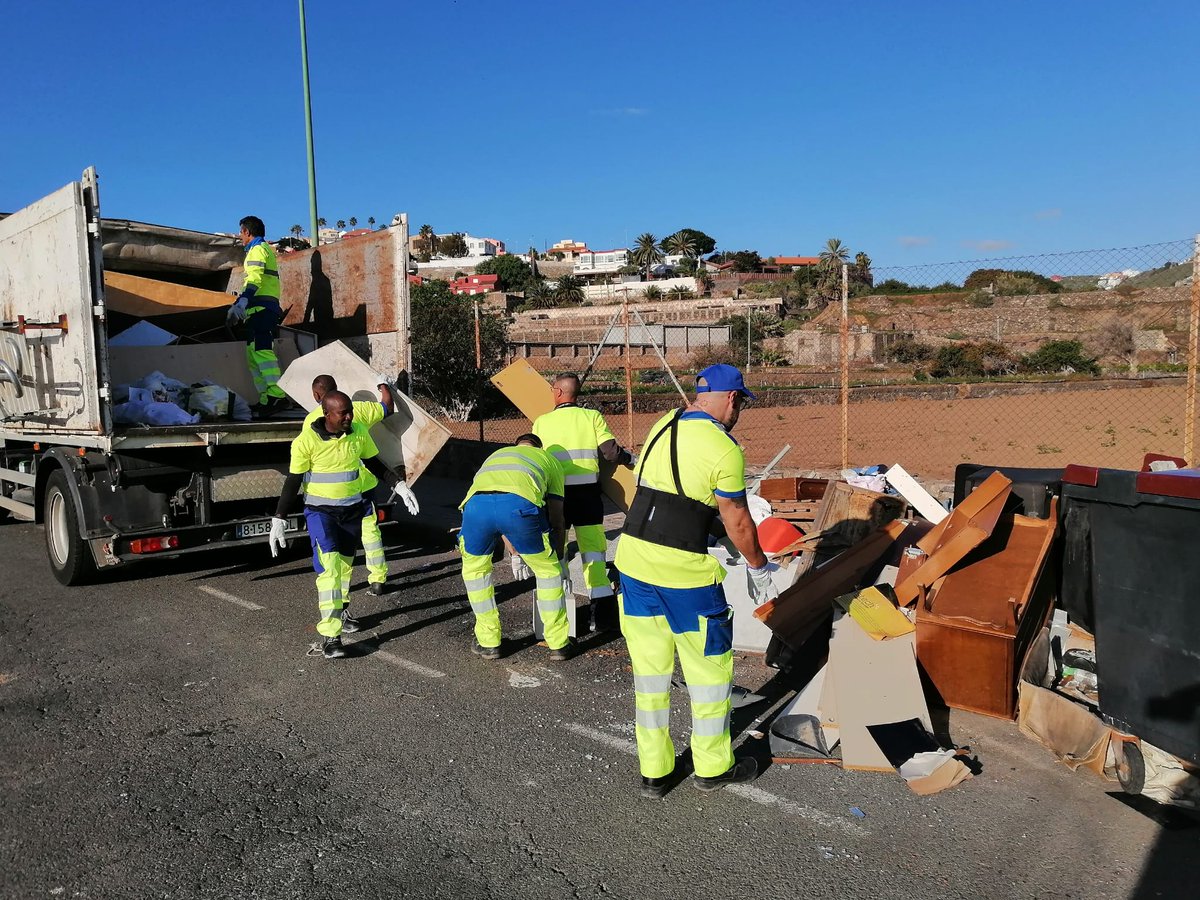LimpiezaLPGC's tweet photo. Ayer  se recogieron más de 2.000 kilos de escombros en el Distrito de  Vegueta,  Cono Sur, Tafira, procedentes de vertidos incontrolados. https://t.co/vFPhRQKc7m