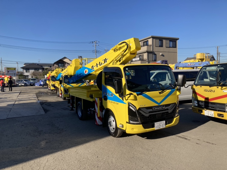 autorent_1996's tweet photo. 先月に続き、新しい仲間を迎えました！ブルー✖イエローが満を持して復活です✨
年末年始休業は「12月29日～1月4日」迄となっております！
休業中にご利用になる車輌でも、明日17時までにご予約頂ければご対応いたします😊
来年度も引き続き、よろしくお願いいたします🙇‍♀️

#オートレント #高所作業車 https://t.co/Nqq8t6ayDx
