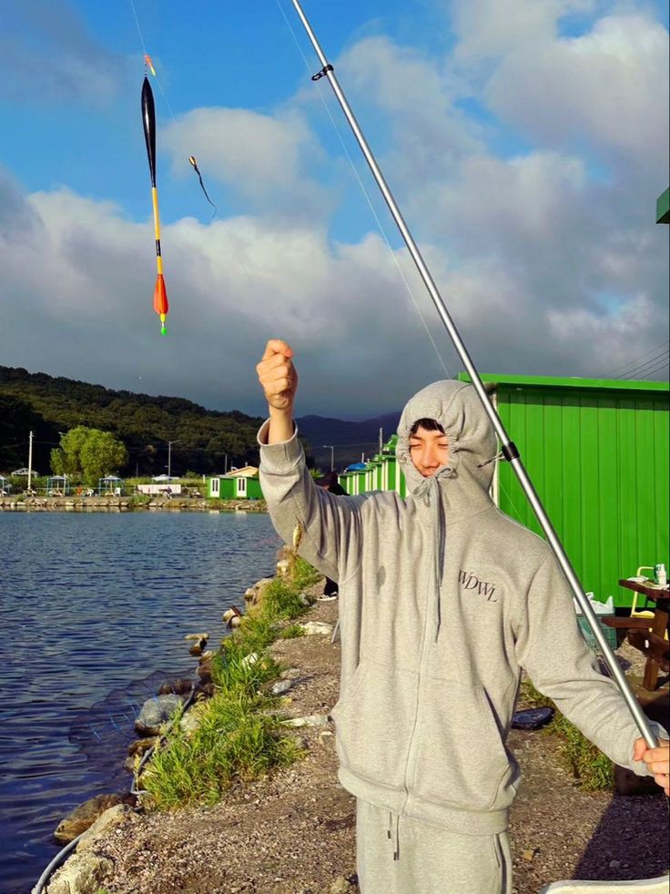 proudjae's tweet photo. dowoon kan giveaway ikan hasil mancing ya, trs yg dpt 100 org kan. itu ikannya di taro empang apa gimana https://t.co/XdCDcvRvrM
