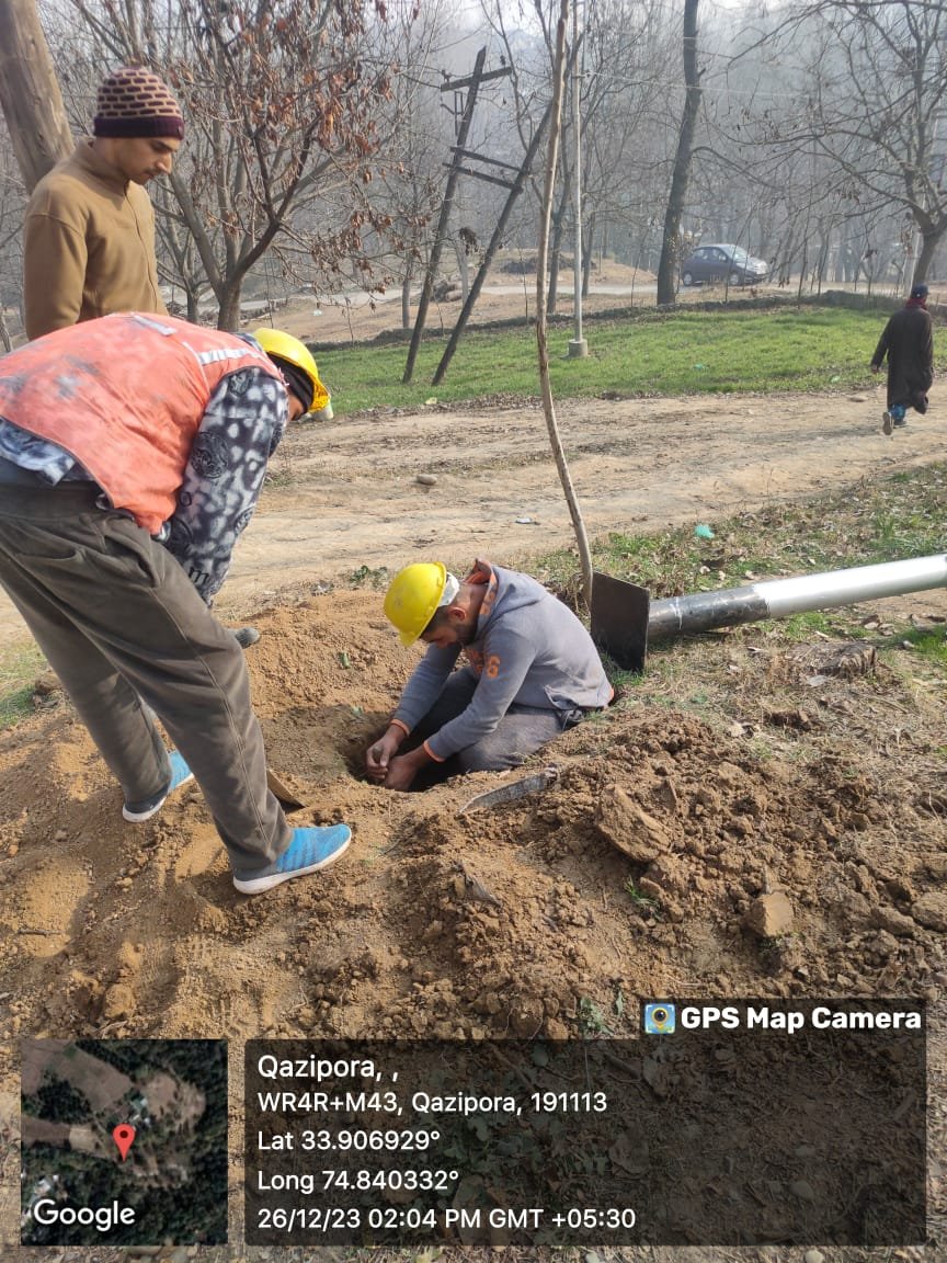 kpdcloffice's tweet photo. #RDSSWorks 'Committed to serve people'. 
Pit excavation works at Hayapora NG-01 Qazipora, ED Budgam, are in progress under Loss Reduction Scheme. 
Stringing of conductor at GIS Feeder-01, ED II, S/D Hazuribagh. 
@diprjk @OfficeOfLGJandK @Raj576113 @mussarat_zia