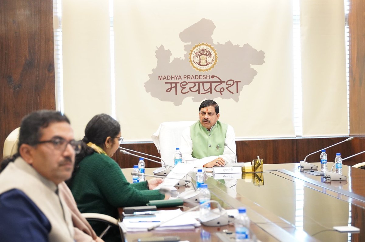 CMMadhyaPradesh's tweet photo. मुख्यमंत्री डॉ. मोहन यादव ने आज मंत्रालय में स्कूल शिक्षा विभाग की समीक्षा बैठक कर विभागीय गतिविधियों की जानकारी प्राप्त की एवं आवश्यक दिशा-निर्देश दिए।

@DrMohanYadav51 https://t.co/al4fdDe92Z