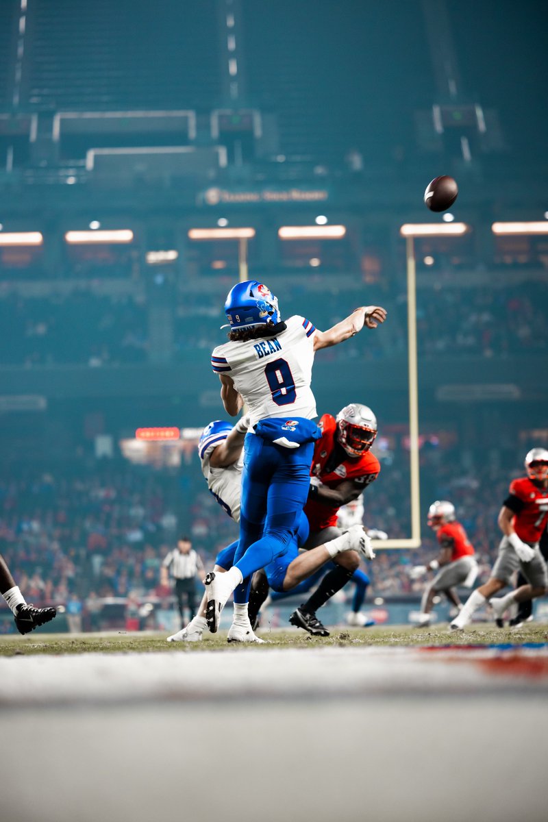 thecactusbowl's tweet photo. Congratulations to the Offensive MVP, with a new #GuaranteedRateBowl record of SIX passing touchdowns! We applaud you @jasonbean24 👏🏆 https://t.co/I7NYZGexPq