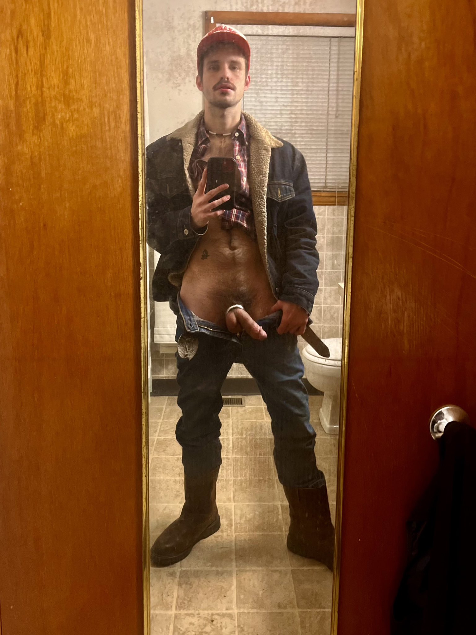 pov: utilizing your full length mirror after a long piss https://t.co/nxKW3yK7Vy