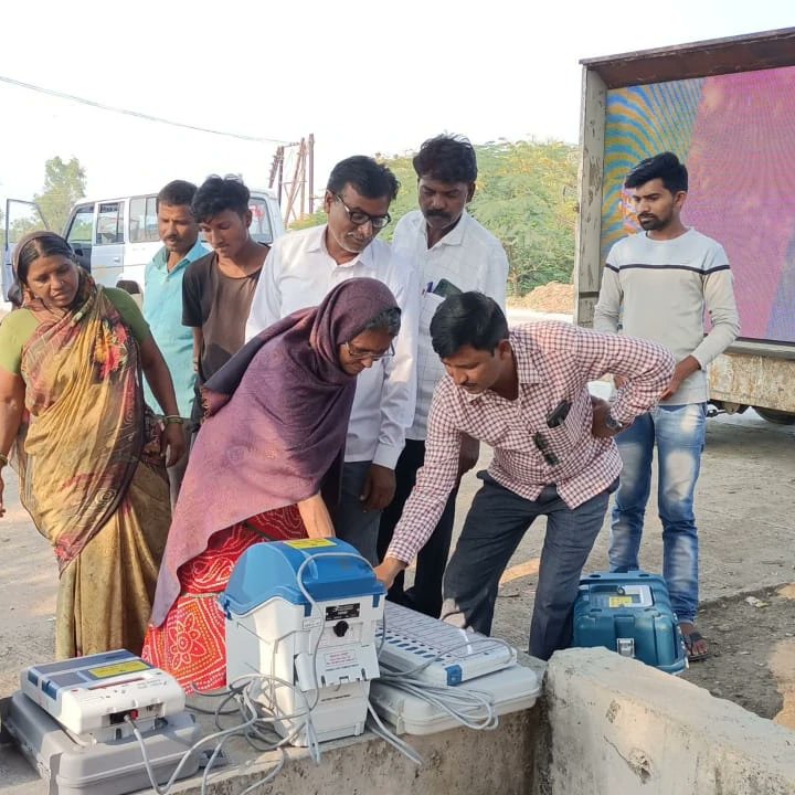 CEO_Maharashtra's tweet photo. मा.भारत निवडणूक आयोग यांच्या आदेशान्वये दि. १० डिसेंबर, २०२३ ते दि. २९ फेब्रुवारी, २०२४ या कालावधीत राज्यभर सर्व मतदारसंघांमध्ये #EVM_Van द्वारे #EVM_VVPAT संबंधी माहिती आणि प्रात्यक्षिकांमार्फत जनजागृती करण्��ात येणार आहे.
#ballotunit #bulletproof #electronicvotingmachine #secure https://t.co/msxdEUp4GX