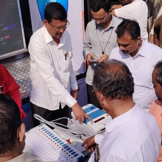 CEO_Maharashtra's tweet photo. मा.भारत निवडणूक आयोग यांच्या आदेशान्वये दि. १० डिसेंबर, २०२३ ते दि. २९ फेब्रुवारी, २०२४ या कालावधीत राज्यभर सर्व मतदारसंघांमध्ये #EVM_Van द्वारे #EVM_VVPAT संबंधी माहिती आणि प्रात्यक्षिकांमार्फत जनजागृती करण्��ात येणार आहे.
#ballotunit #bulletproof #electronicvotingmachine #secure https://t.co/msxdEUp4GX