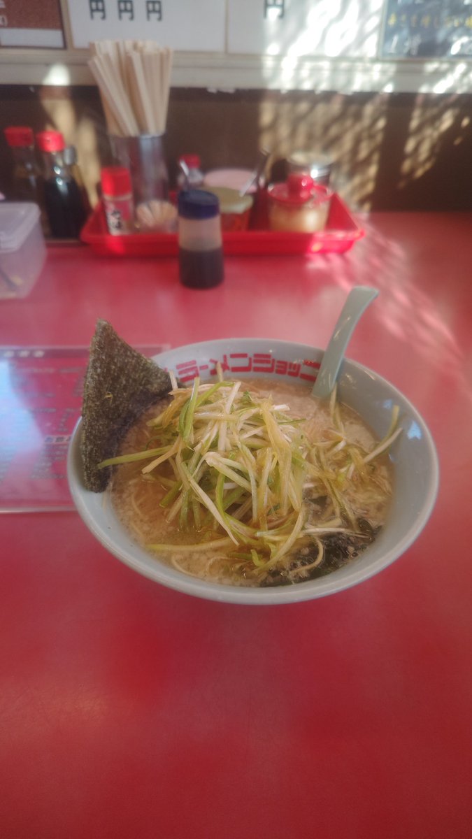 nakadai_4's tweet photo. 新ラーメンショップ狭山本部　さん
ネギラーメン　
ネギの合間にこま切れチャーシューがけっこう入っていて、なんだか得した気分になれました☘️
とても美味しかったです❗
ごちそうさまでした❗ https://t.co/Kjju8JVwGP