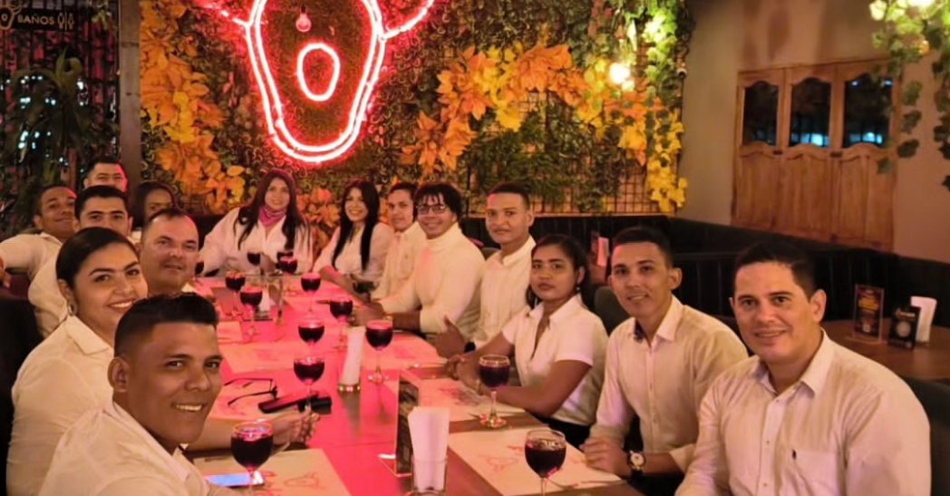 ¡Nos alegra el corazón celebrar juntos el🍾 fin de año! Toda la gratitud a Dios por cada uno de ustedes, y por la entrega y contribución a nuestros proyectos. ¡Gracias, equipo/familia! 
Por un próximo año lleno de retos que alienten nuestro espíritu!🍷
#felicesfiestas
🙏🪄