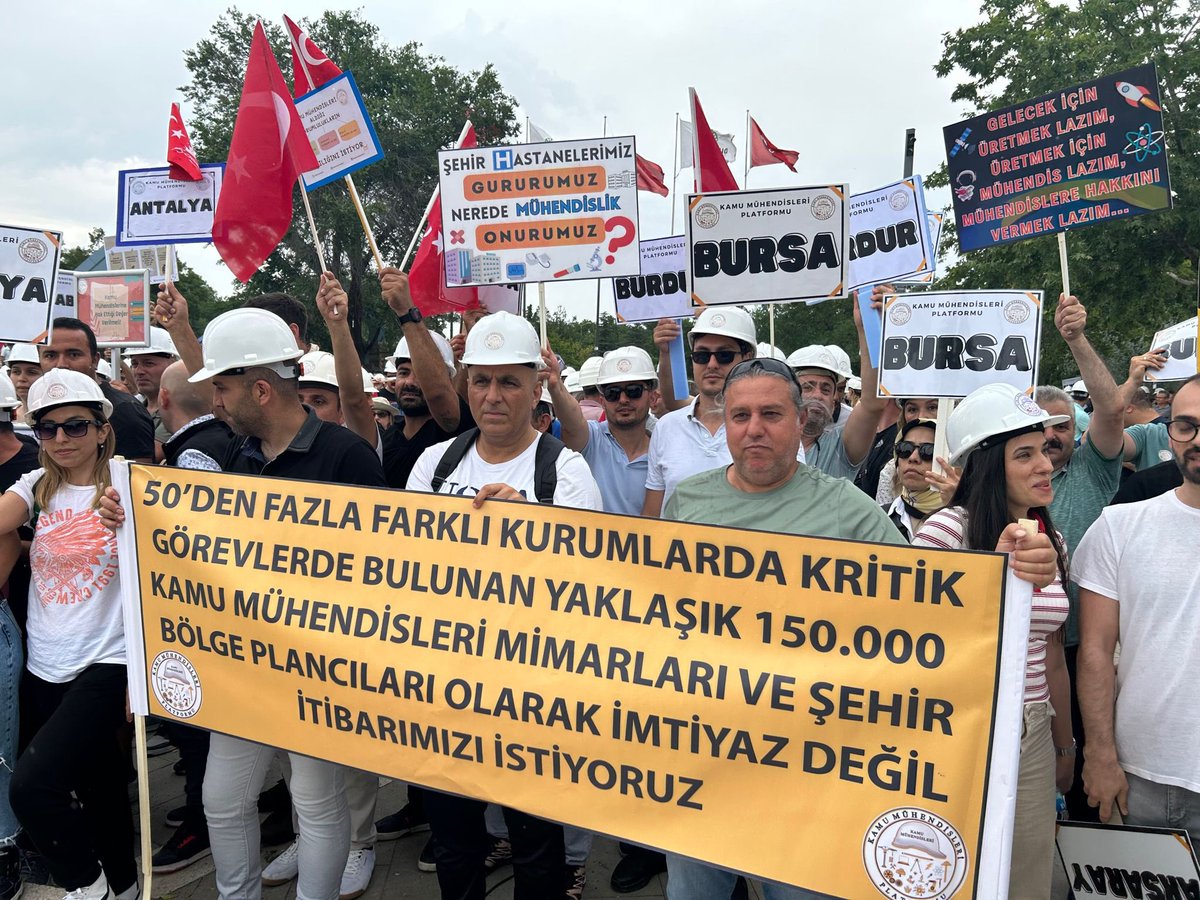 hakankaa82's tweet photo. 📌Kamu Mühendisleri yoksulluk sınırının altında bir ücret almaktadır.

📌Emri altındaki personelinden (işçi vb.) daha az bir gelire sahiptir.

📌Dengi sayılan mesleklerle bir kaç yıl öncesine kadar benzer gelire sahipken şu an fark çok açılmıştır.
@kaMUhendisleri
 #OlacakİşDeğil https://t.co/x3txYmLDaT