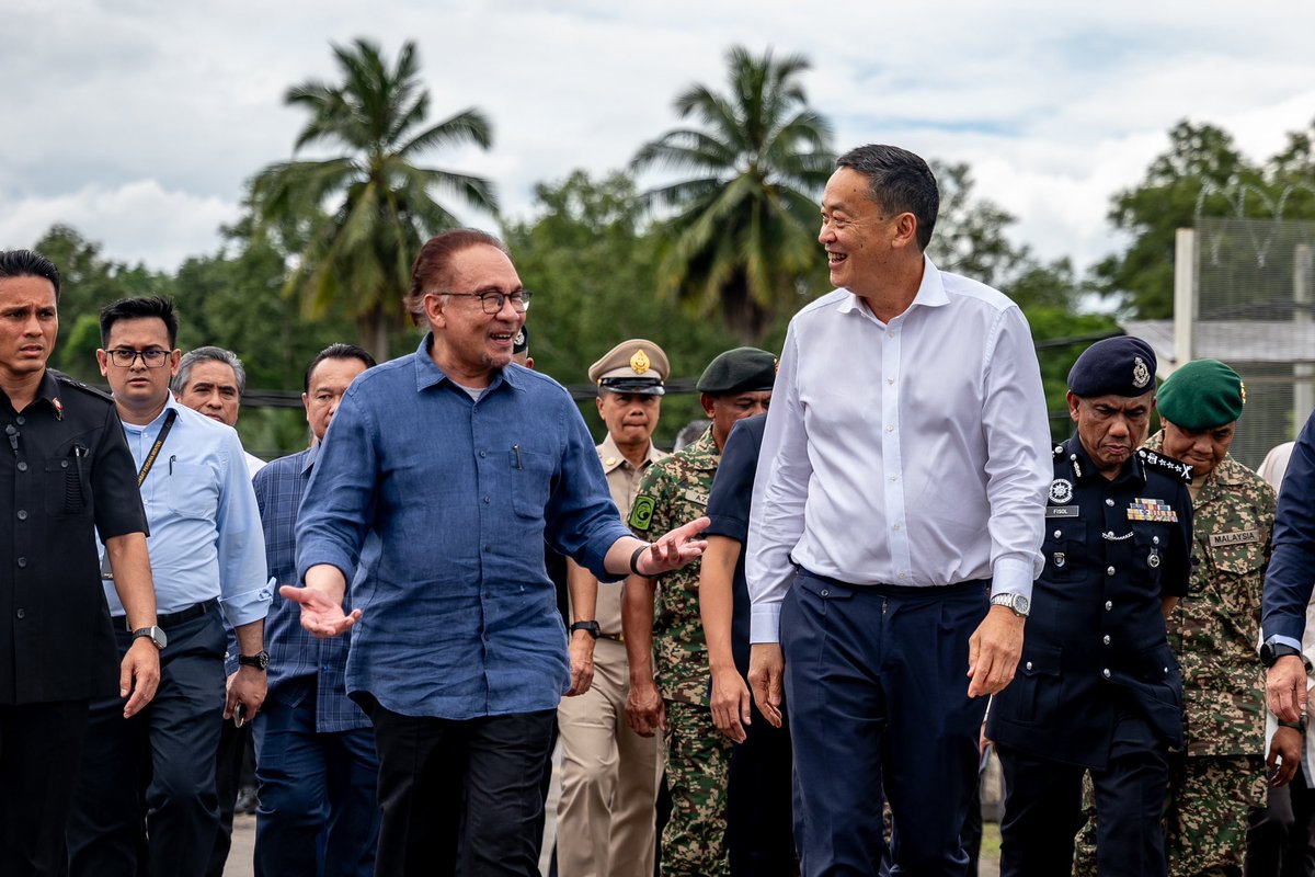 anwaribrahim's tweet photo. Berkesempatan bertemu dengan rakan sejawat Srettha Thavisin di Phuket, Thailand semalam.

Dalam pertemuan secara santai ini, perbualan kami sempat menyinggung beberapa perkara penting, antaranya terkait soal pelancongan Malaysia-Thailand.

PM Srettha menyatakan kesediaan Thailand untuk mempromosikan pelancongan di Phuket, Langkawi dan kawasan lain di utara Semenanjung negara secara bersama memandangkan peningkatan mendadak pelancong Malaysia ke Thailand.

Selain itu, kami berdua turut bersetuju untuk menyegerakan Projek Jalan Sadao-Bukit Kayu Hitam serta Projek Jambatan Sungai Golok-Rantau Panjang.

Saya dan PM Srettha juga sepakat untuk bersama-sama membangunkan wilayah selatan Thailand dan utara Semenanjung secara lebih pesat, sekali gus menjamin limpahan ekonomi dan kemakmuran buat rakyat di kedua-dua wilayah ini.

Jawatankuasa khas peringkat tertinggi antara kedua-dua negara perlu melaporkan kemajuan projek dan perkara-perkara yang telah dipersetujui pada pertengahan bulan depan.

Kami juga sempat bicara terkait situasi banjir yang berlaku ketika ini dan Insya-Allah esok saya akan turun ke Kelantan bagi meninjau sendiri situasi yang semakin membimbangkan di sana. Semoga Allah segera mengangkat bencana ini.

#MalaysiaMADANI

Foto: Arkib