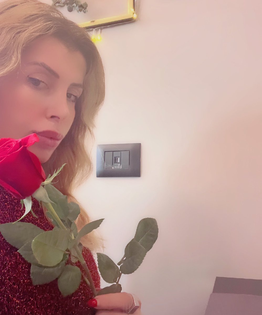 tizianafait's tweet photo. #oneflower #redpassion❤️ #buongiornoatutti #motorinrosa #tizianafait #faitstyle #faitpower #teneteimotoriaccesi https://t.co/eDUgyD1aLM