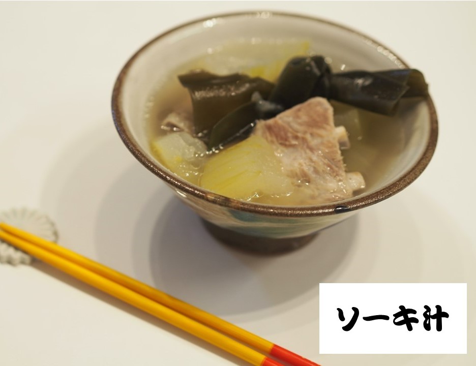 okisokyoku's tweet photo. 今年ももうすぐ終わりますね、、、。
旧暦の12月30日はトゥシヌユールと呼ばれ、#ソーキ汁 などの豚料理を食べて新年を迎えていたそうです。

沖縄は「豚は鳴き声以外、全て食べる」といわれるほどの豚食文化で、沖縄そばの出汁や盛り付ける具材にも #豚 が使われています。https://t.co/069fhndjD2 https://t.co/GWnh659Bdt