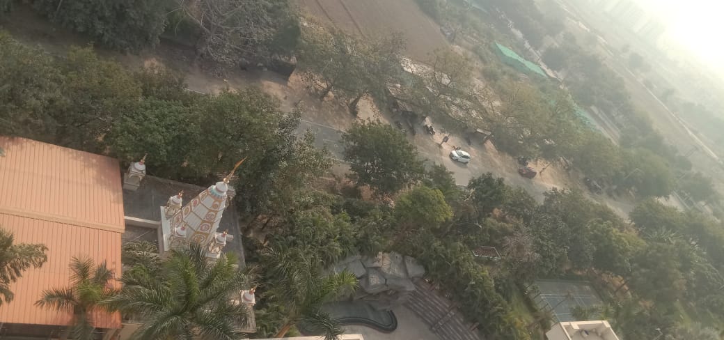 RWA_SilverCity2's tweet photo. @myogiadityanath @dr_maheshsharma @tejpalnagarMLA @Uppolice @OfficialGNIDA 
@DhirendraGBN 

प्रिय मुख्यमंत्री योगी आदित्यनाथ जी,

हम आपको समुदाय में एक चिंता का मुद्दा हाइलाइट करने के लिए संपर्क कर रहे हैं। आसपास के अनधिकृत मांसाहारी दुकानों से आने वाली गंध से निवासियों के लिए असुविधा का कारण बन गई है, विशेषकर दैहिक मंदिर के नियमित भक्तों के लिए। 🕉️🏡ये अवैध मांसाहारी मार्केट हमारी सोसाइटी में स्थित मंदिर से 50 मीटर से भी नज़दीक है जिससे भयंकर बदबू मंदिर में और सोसाइटी में आती रहती है। इस मार्केट से ना केवल धार्मिक भावनाएँ आहत हो रहीं है अपितु ये स्वास्थ्य के लिए भी हानिकारक बनी हुई है। आप से प्रार्थना है कि इस अवैध मीट मार्केट तो तुरंत हटवाया जाए। 
आपका शीघ्र क्रियान्वित होना हमारे पड़ोस के स्थान की आत्मसमर्पण और सामंजस्य में महत्वपूर्ण परिणाम पैदा कर सकता है। इस विचार के लिए आपके विचारशील ध्यान के लिए धन्यवाद।

शुभकामनाएँ,
RWASilvercity2