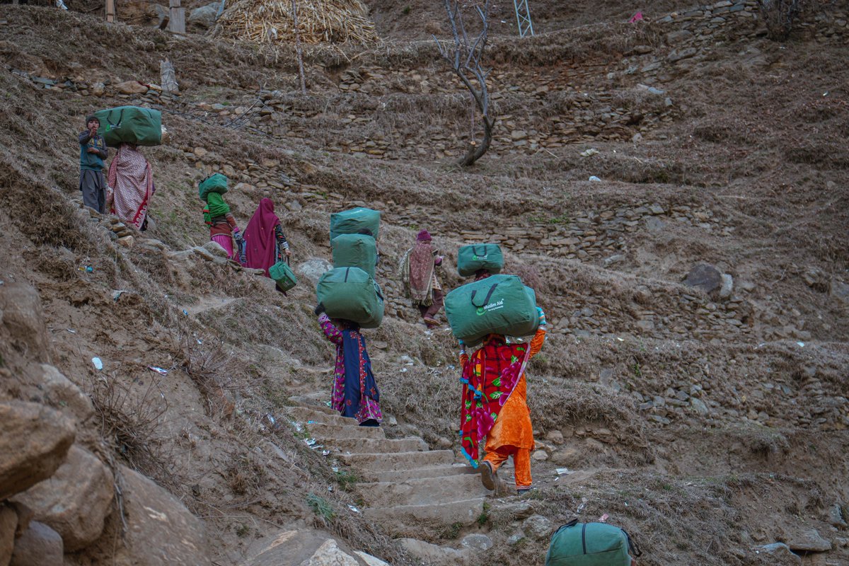 MuslimAid_PK's tweet photo. Continuing from our successful relief efforts in Neelum Valley, the Muslim Aid Pakistan team now extends winter relief support to Surgan Village in AJK. Known for its challenging terrain and severe winters, your Sadaqat have now reached deserving families to the people of Surgan. https://t.co/j6FCNhZji8