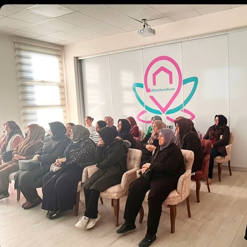 “Hayata Dair Hikâyeler”de bir yılın muhasebesini yaptık.3 yıl önce başlayan,hâlâ devam eden programda hayata dair hikâyelerle yeri gedi hüzünlendik, gülümsedik .Her bir program ruha şifa sohbetlerle iyilikler sundu yüreklerimize.Yeni yılda  yepyeni programlarda görüşmek dileğiyle