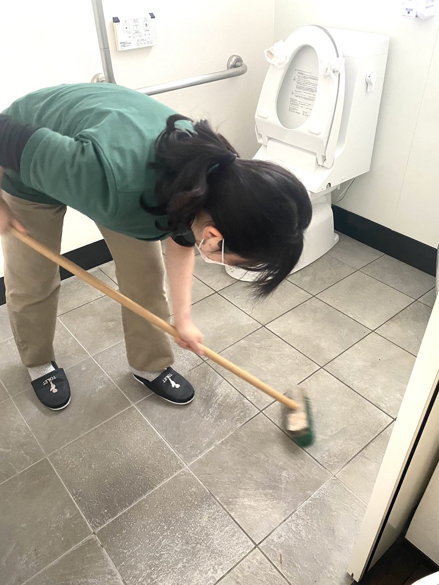 RACtoyama's tweet photo. 【2023年　年���大掃除🧹】

2023年も終わりが近づいて来ました…！
という事で、年末大掃除ver.トイレ🚽

タイルが白くなる事が嬉しくなって
２時間トイレ掃除に没頭してました⏰
これで、安心して年を越せそうです✨
皆さん良いお年を🇯🇵

#掃除 #年末大掃除 #5S #清掃 #綺麗と思ったらRP #年末 https://t.co/hHIdHf3wFR